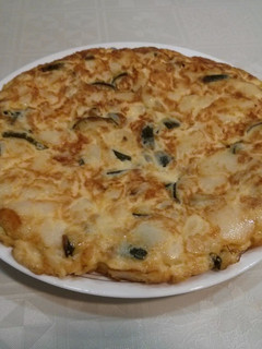 Una foto de Tortilla de patata y calabacín