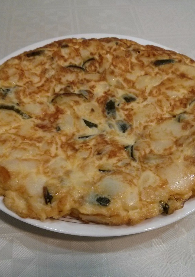 Una foto de Tortilla de patata y calabacín