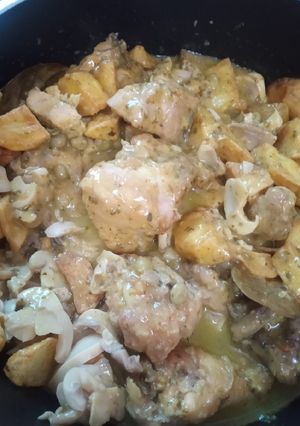 Una foto de Pollo a la provenzal con papas y champiñones