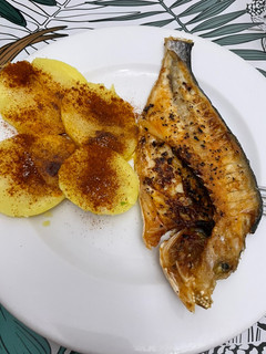 Una foto de Dorada con patatas