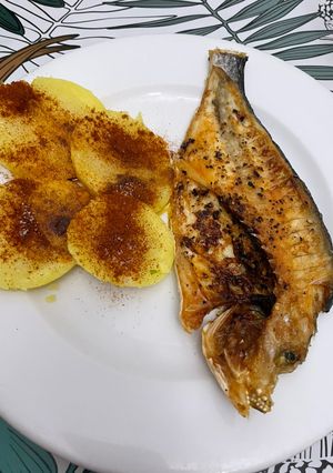 Una foto de Dorada con patatas