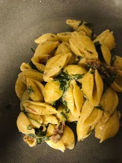 Φωτογραφία της συνταγής Conchiglie με σπανάκι, λιαστή ντομάτα και κρέμα γάλακτος