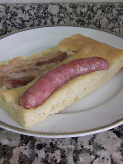 Una foto de Coca salada de longaniza y panceta