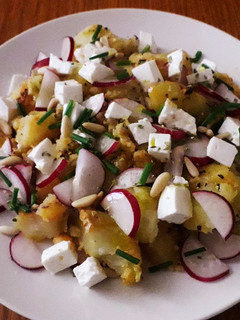 Una foto de Ensalada de patatas, rabanitos y queso
