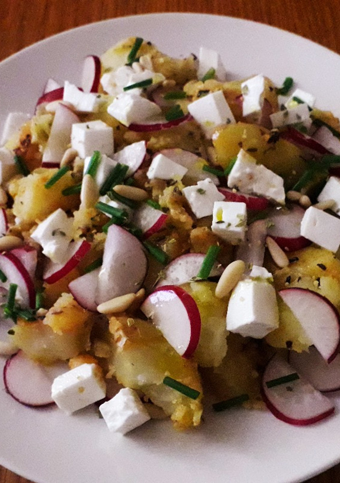 Una foto de Ensalada de patatas, rabanitos y queso