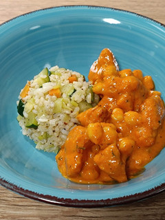 Una foto de Cocina de aprovechamiento: pavo con garbanzos en salsa de piquillo