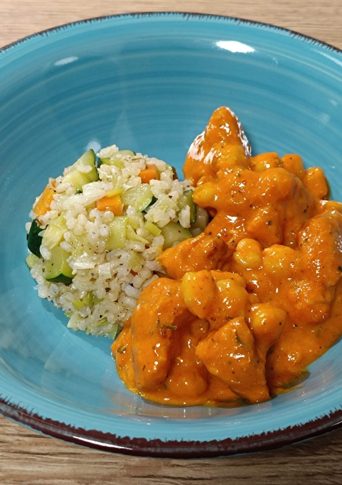 Una foto de Cocina de aprovechamiento: pavo con garbanzos en salsa de piquillo