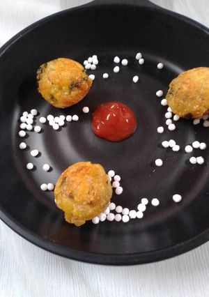 A picture of Potato sabudana balls.