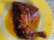 Una foto de pollo al horno en cuartos mostaza