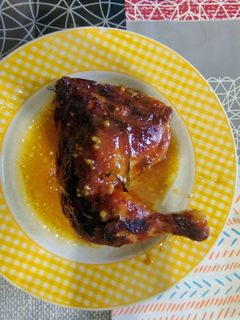 Una foto de Pollo asado con salsa de mostaza y miel