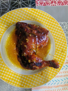 Una foto de Pollo asado con salsa de mostaza y miel