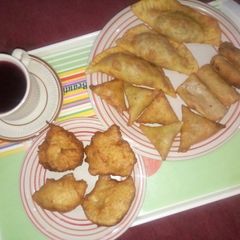 Spiced hibiscus tea&snacks A picture of Spiced hibiscus tea&snacks.