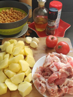 Una foto de Potaje de cabrito, garbanzos y patatas