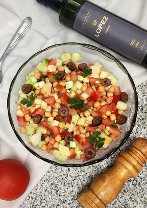 Una foto de 🫒Ensalada mediterránea con garbanzos 🫒