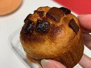 Una foto de magdalena de manzana horno