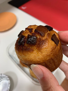 Una foto de Magdalenas integrales saludables: unas de chocolate, otras de moras 😋