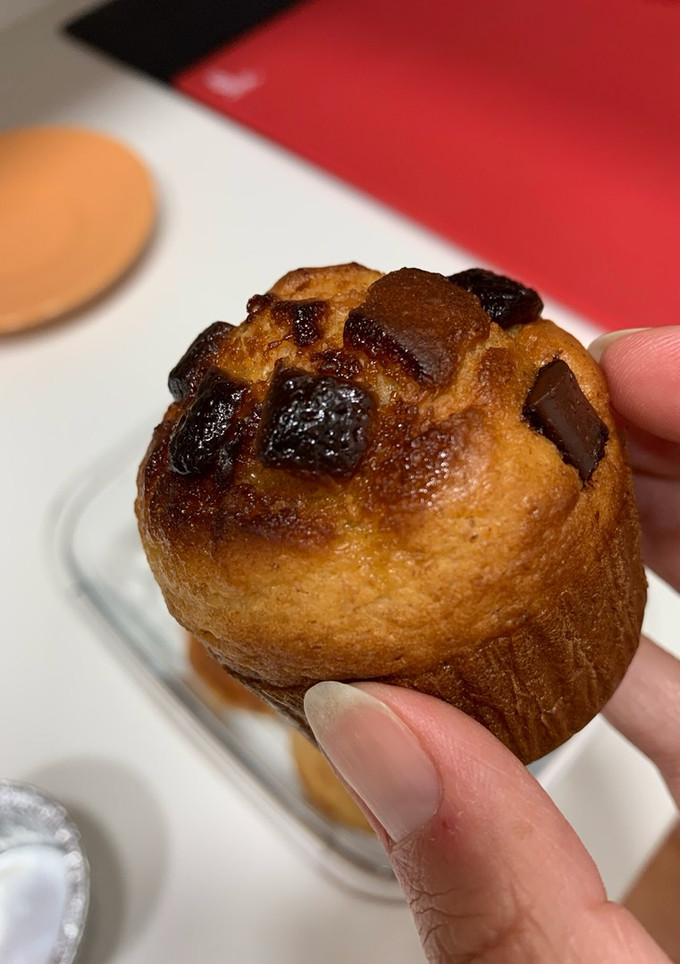 Una foto de Magdalenas integrales saludables: unas de chocolate, otras de moras 😋