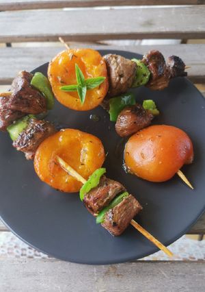 Une photo de Brochette de canard au miel et abricots confits