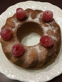 Una foto de Cake clásico con guindas en almíbar