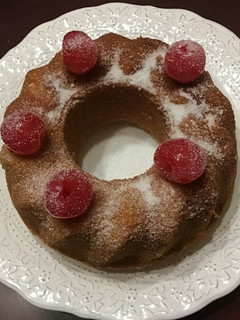 Una foto de Cake clásico con guindas en almíbar
