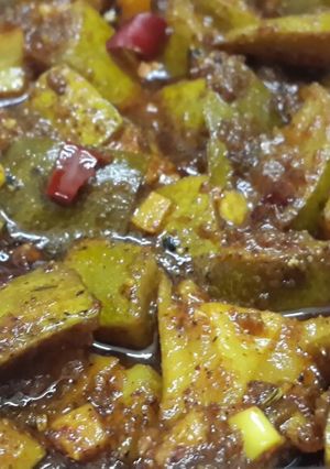 A picture of Hot and sour mango pickle in oil (Aam tel).