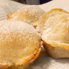A picture of Deep Apple pies 😋.