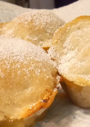 A picture of Deep Apple pies 😋.