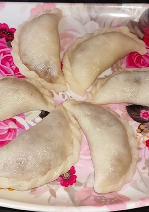 रव्याच्या करंज्या! ओल्या नारळाच्या करंज्या (ravyachya karanjya recipe in marathi) रेसिपी चे मुख्य फोटो 