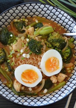 Une photo de Ramyeon poulet et brocoli