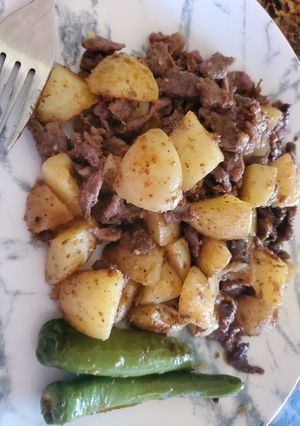 Una foto de Bistec con papas