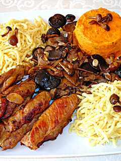 Una foto de Tiras de carne de cerdo con setas variadas, boniato y pasta fresca