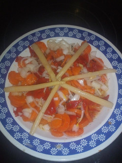 Una foto de Zanahorias aliñadas con pimientos del piquillo