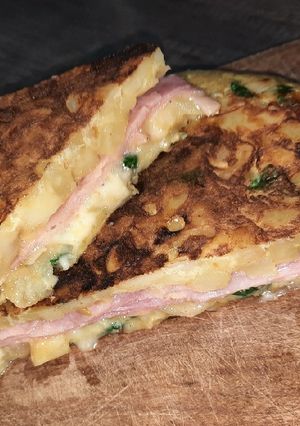 Una foto de Tortilla de papa con cebolla y perejil, rellena!