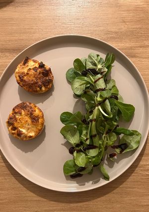 Une photo de Mini Quiches sans Pâte au Thon, Tomates Séchées et Feta
