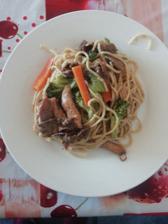 Una foto de Fideos salteado a mi estilo