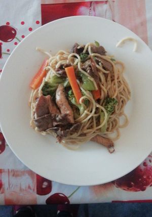 Una foto de Fideos salteado a mi estilo