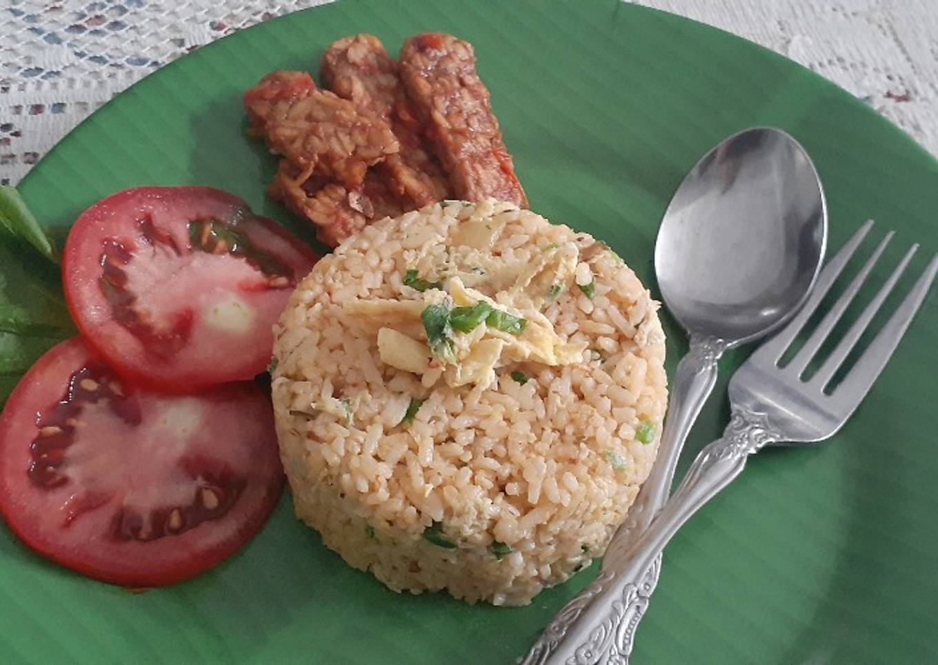 Nasi goreng dengan bayam dan oregano