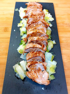 Una foto de Solomillo a la plancha con cebolleta