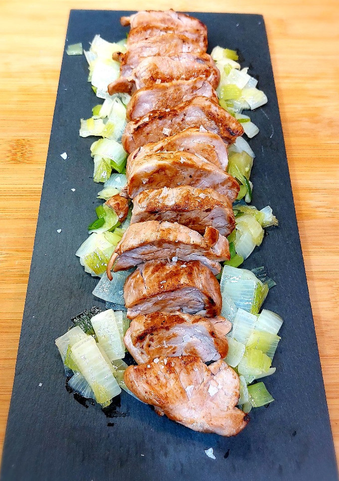 Una foto de Solomillo a la plancha con cebolleta
