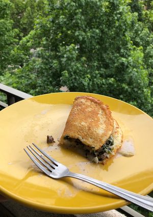 Una foto de Panqueques con relleno de acelga carne y crema