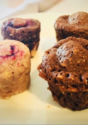 Una foto de Mug cake o muffins al microondas de chocolate, vainilla, frutilla o limón light y rápido