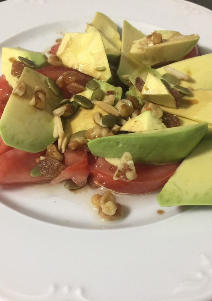 Una foto de Ensalada de tomate 🍅 y aguacate 🥑