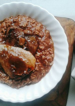 Una foto de Porridge de Avena con Cacao y Peras Asadas