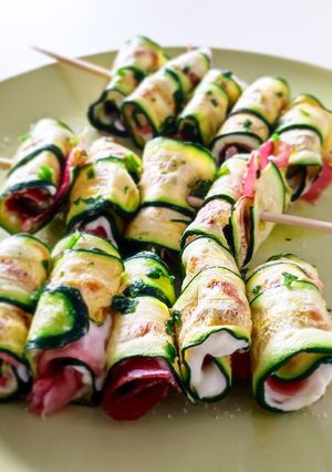 Foto di Spiedini di zucchine grigliate, crescenza e speck