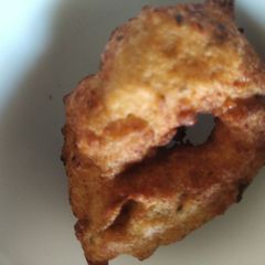 A picture of Dahi bhalle.