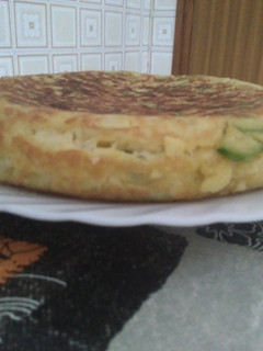 Una foto de Tortilla de patata y calabacín