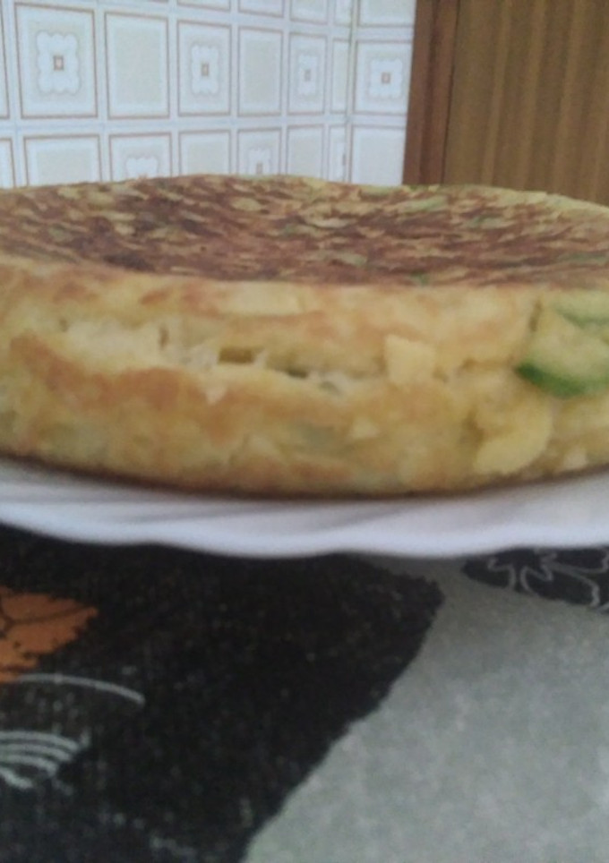Una foto de Tortilla de patata y calabacín