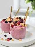 Helado exprés de yogur griego con frutos rojos