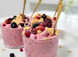 Una foto de Helado exprés de yogur griego con frutos rojos