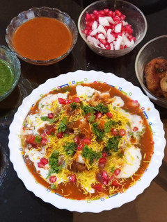 आलू टिक्की चाट (Aloo Tikki Chaat Recipe In Hindi) रेसिपी मुख्य फोटो